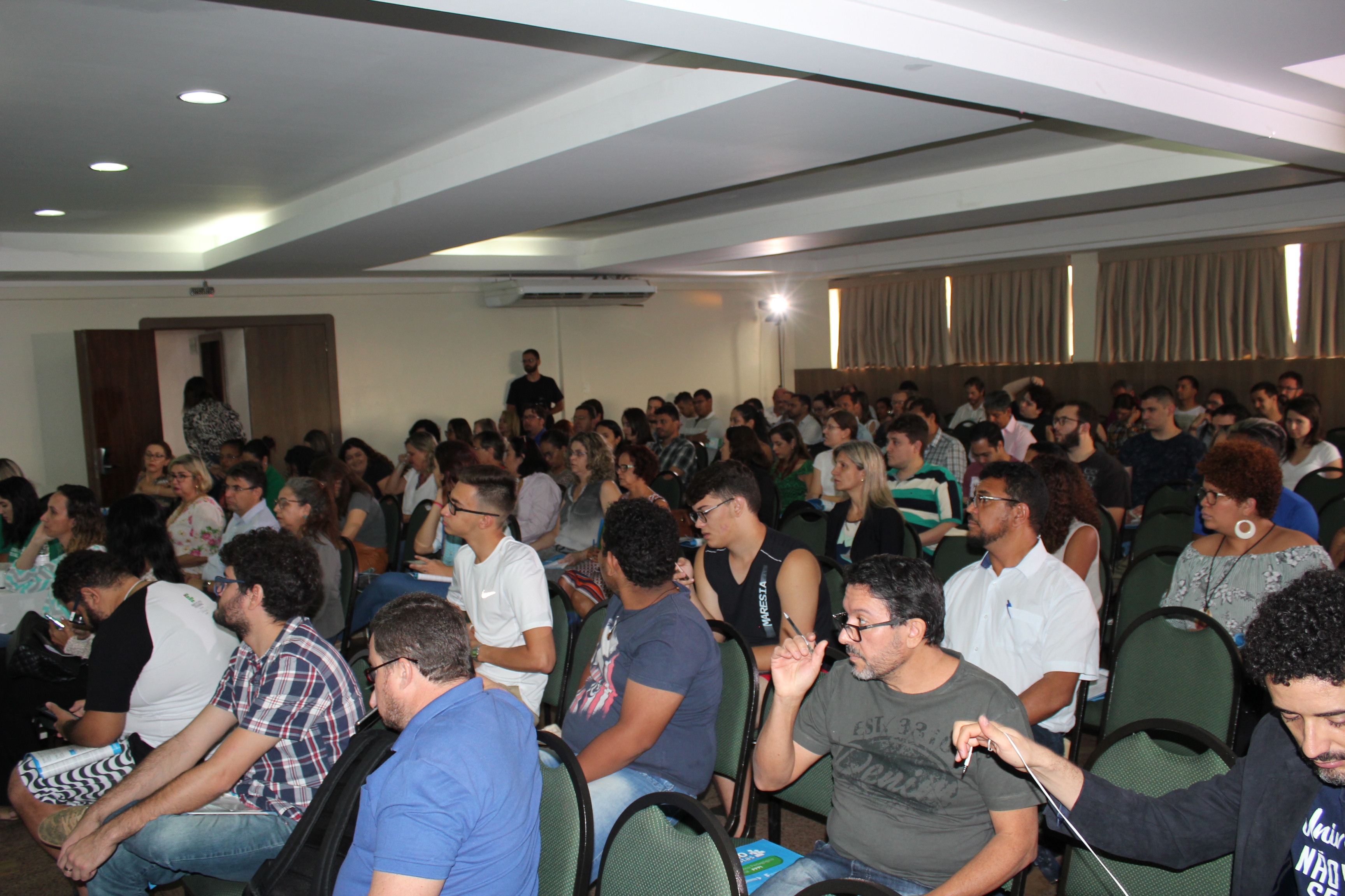 Delegados participam do segundo dia de discussões do Congresso Institucional