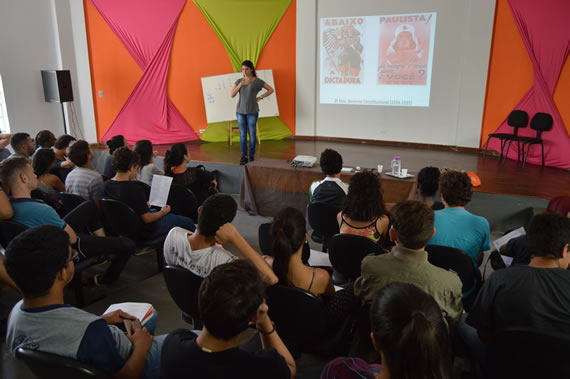Professora falou sobre Era Vargas a estudantes do Câmpus e de outras escolas Professora falou sobre Era Vargas a estudantes do Câmpus e de outras escolas