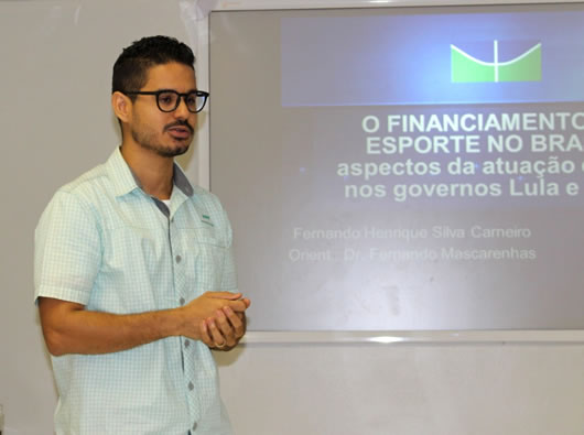 Professor apresenta plataforma durante a defesa de sua tese de doutorado