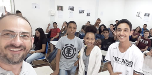 Discentes e o docente comemoram o desempenho nas competições Discentes e o docente comemoram o desempenho nas competições