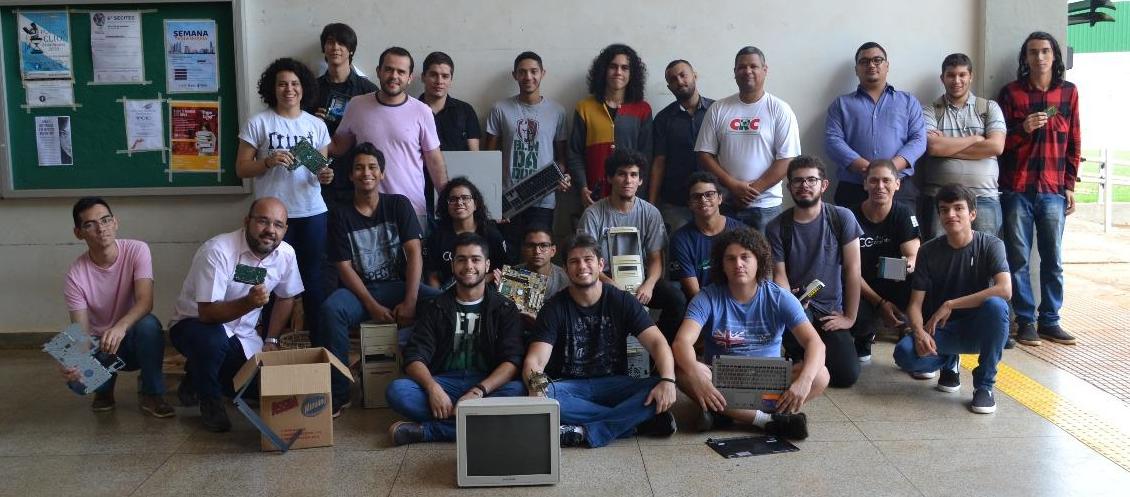 Envolvidos na campanha de recolhimento de lixo eletrônico Envolvidos na campanha de recolhimento de lixo eletrônico