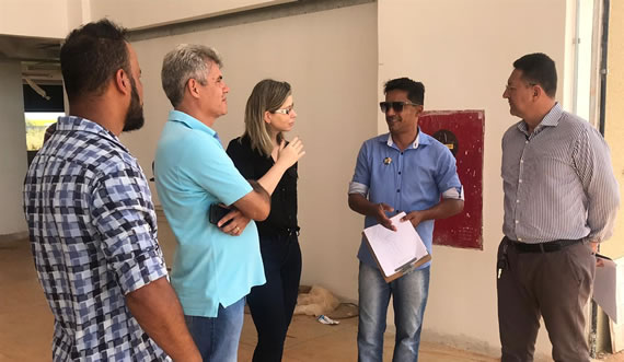 Aldemi e as equipes de engenharia e tráfego discutem alternativas imagem sem descrição.