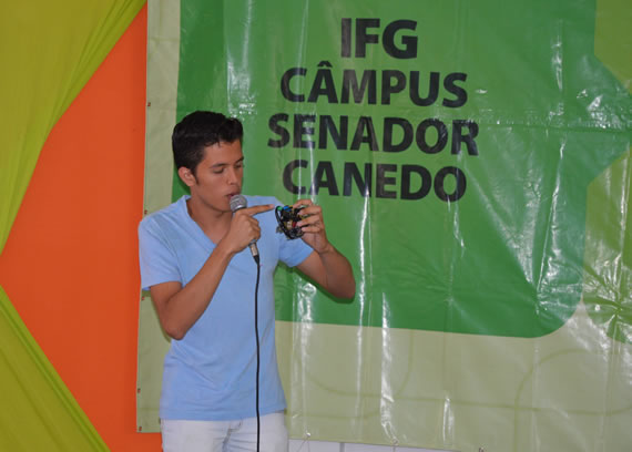 Kennedy apresenta dispositivo desenvolvido pelo seu projeto imagem sem descrição.