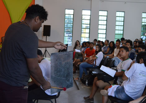 Professores fazem apresentação musical de improviso Professores fazem apresentação musical de improviso
