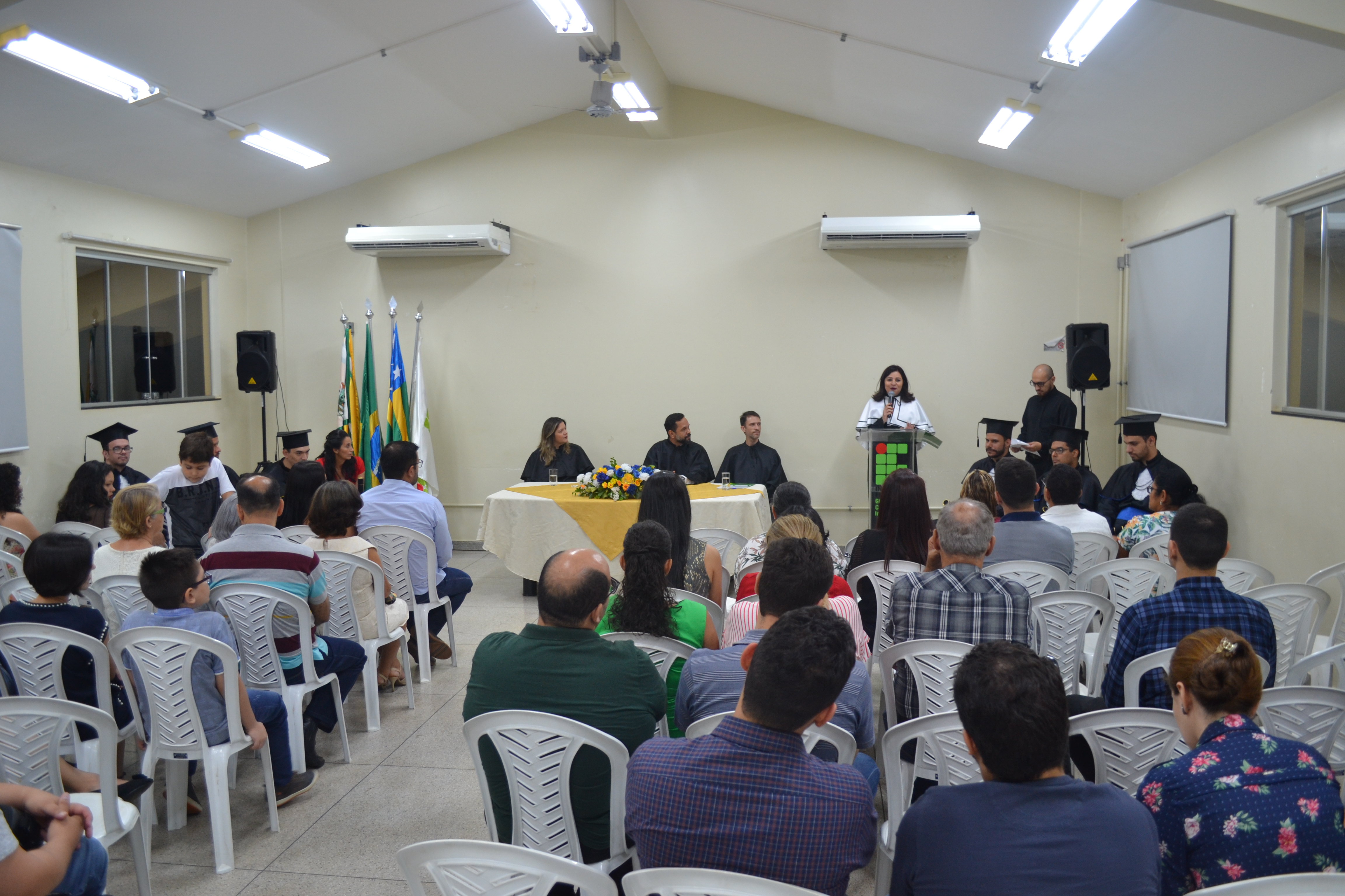 Professora Adriana faz seu pronunciamento durante colação de grau