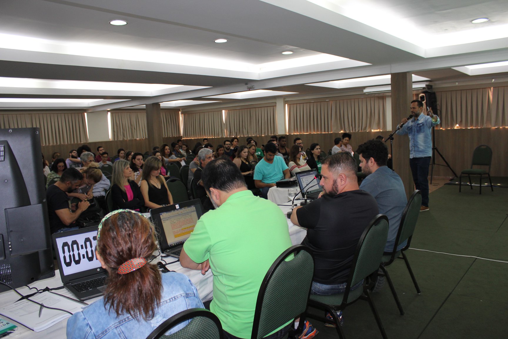 Delegados conversam com integrantes da mesa diretiva do Congresso Institucional