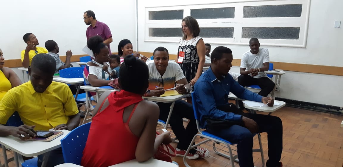 Projeto de extensão promove aulas de língua portuguesa para haitianos refugiados em Goiânia. Projeto de extensão promove aulas de língua portuguesa para haitianos refugiados em Goiânia.