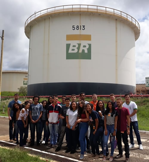 Alunos e professores posam para foto durante visita técnica Alunos e professores posam para foto durante visita técnica