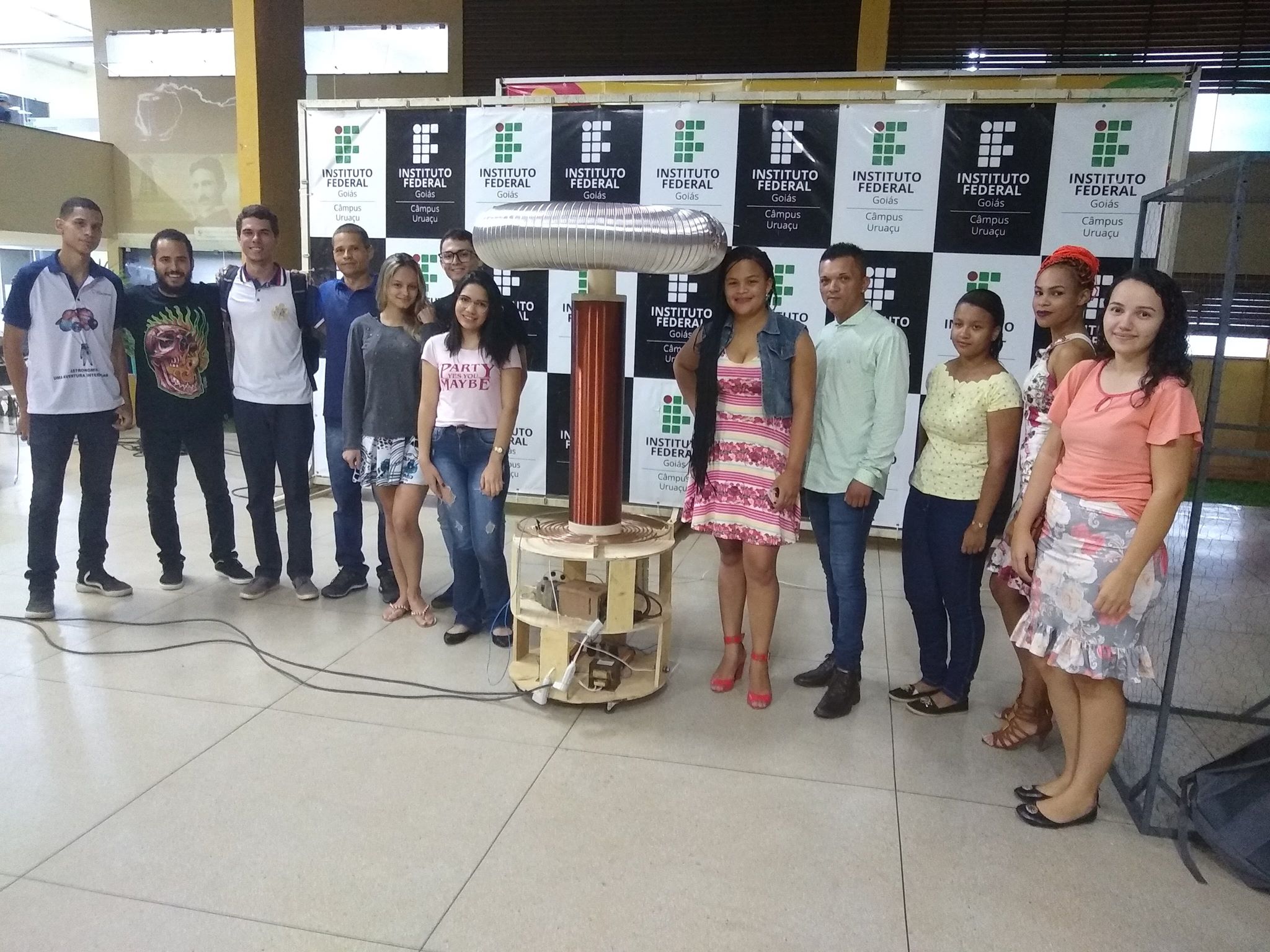 Integrantes do projeto Bobina de Tesla, do CEPI Polivalente, ao lado da bobina. imagem sem descrição.