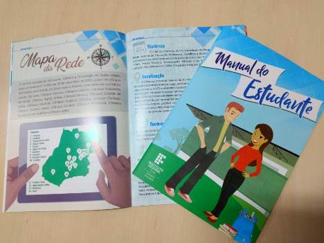 Alunos calouros e veteranos recebem Manual do Estudante do Câmpus Formosa Alunos calouros e veteranos recebem Manual do Estudante do Câmpus Formosa