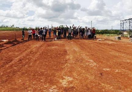 Grupo de alunos e serviodres atua diretamente na primeira parte de construção da quadra Grupo de alunos e serviodres atua diretamente na primeira parte de construção da quadra