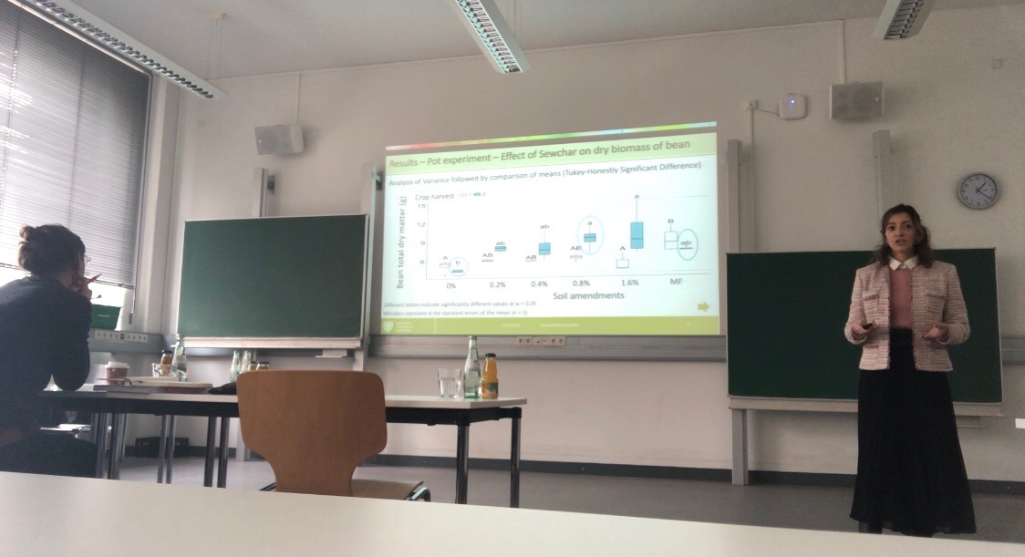 A egressa Tatiane Medeiros defendeu sua tese no dia 22 de fevereiro, na Universidade alemã de Wuppertal, com apoio do projeto No Waste, o qual envolve o IFG e instituições de ensino internacionais. A egressa Tatiane Medeiros defendeu sua tese no dia 22 de fevereiro, na Universidade alemã de Wuppertal, com apoio do projeto No Waste, o qual envolve o IFG e instituições de ensino internacionais.