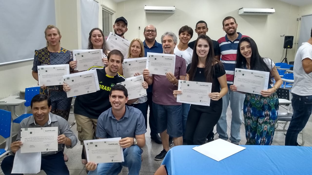 Concluintes posam com os certificados recebidos