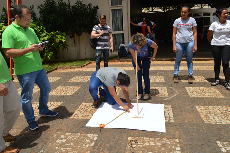 Por incidirem perpendicularmente à superfície terrestre no Equinócio, os raios solares formam ângulo essencial para medir a circunferência do planeta Alunos e professores do curso de Engenharia Cartográfica e de Agrimensura realizam experimento de Eratóstenes no pátio do Câmpus Goiânia
