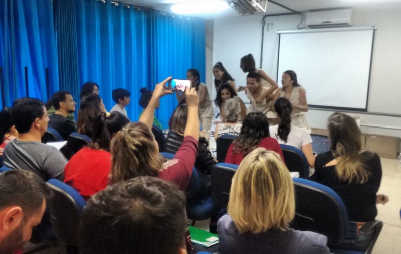 Bailarinos do Corpo Composto em apresentação no encontro com socioeducadores