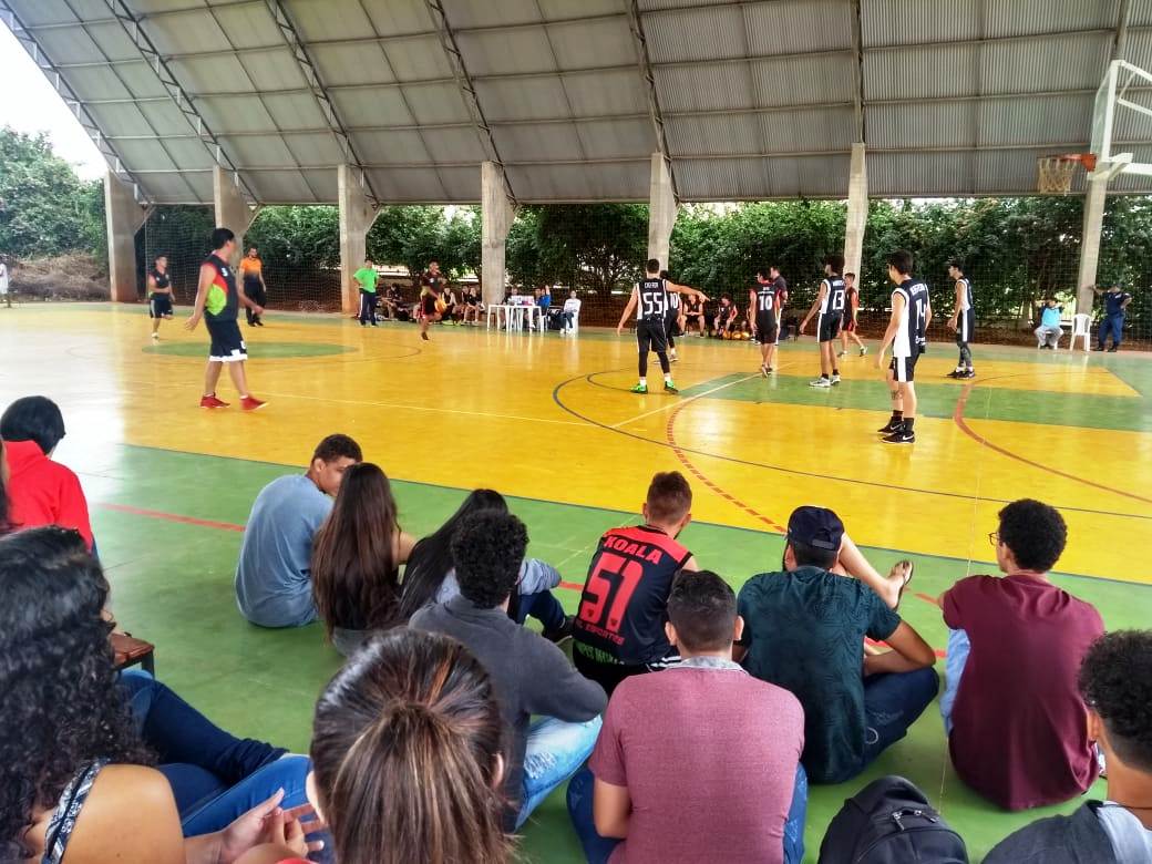 Partida de futsal feminino na quadra do Câmpus Inhumas