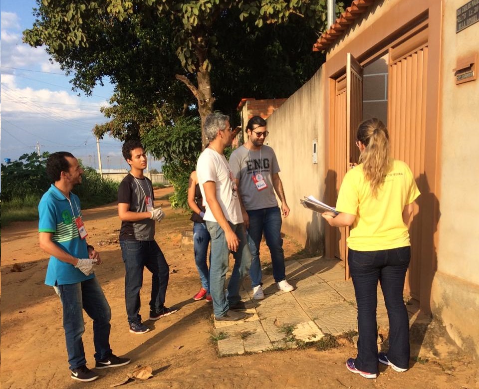 Equipe do projeto de extensão durante visita a uma das famílias da Vila Romana, para esclarecimentos sobre filtro sustentável