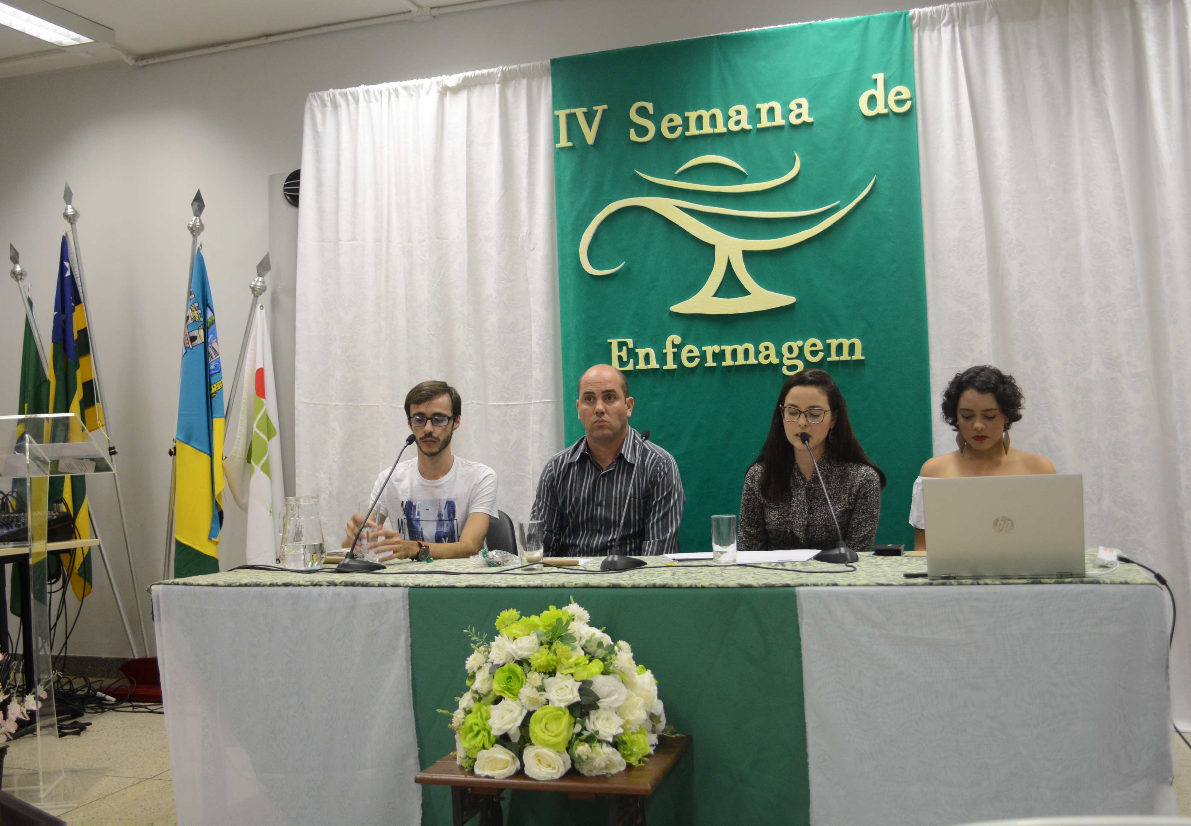 Mesa de abertura da IV Semana de Enfermagem: (à esq.) Rafael Monteiro, Coordenador de Curso; Tiago Araújo, Diretor-Geral do Câmpus Águas Lindas; Patrícia Carvalho, Coordenadora do Curso Técnico em Enfermagem; e Jheiny Cristina, discente representando os estudantes do curso