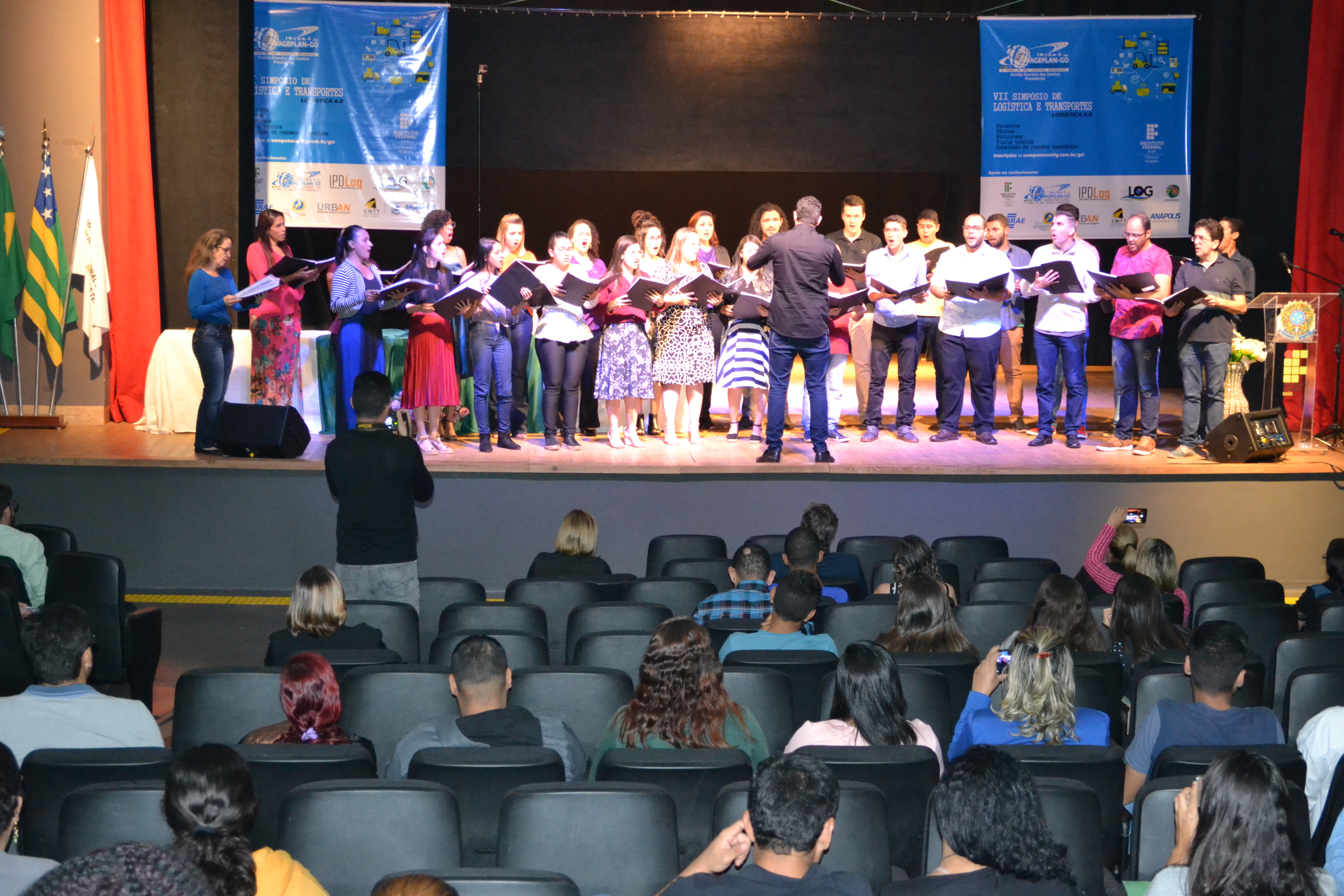 Apresentação do Coro Sinfônico de Anápolis durante abertura do evento