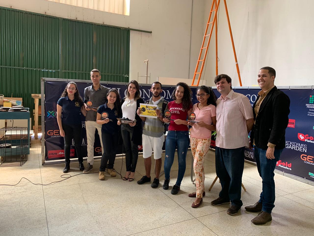 Equipe vencedora do III Concurso de Pontes de Macarrão Equipe vencedora do III Concurso de Pontes de Macarrão