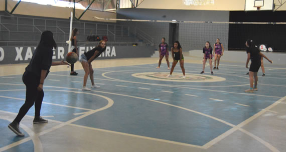 Meninas disputam partida de futsal Meninas disputam partida de futsal