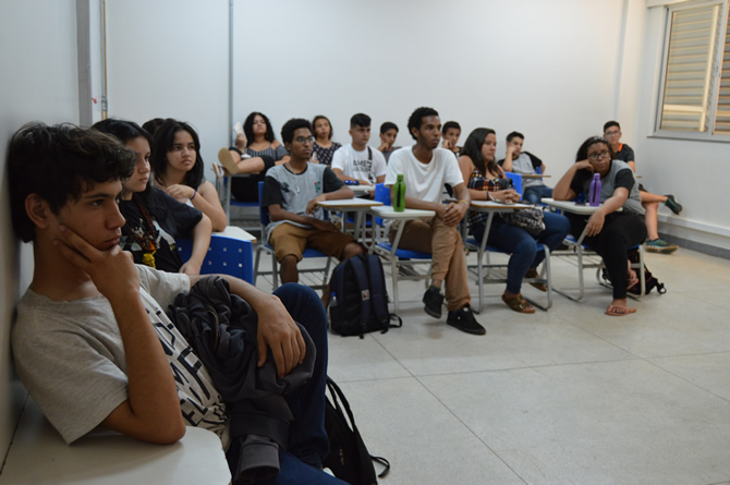 Estudantes participam do primeiro encontro do clico de palestras Estudantes participam do primeiro encontro do clico de palestras
