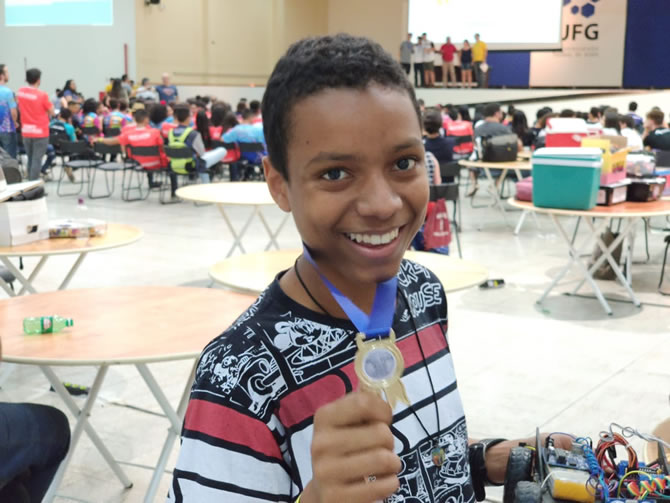 Hyagho exibe a medalha conquistada na OBR Hyagho exibe a medalha conquistada na OBR