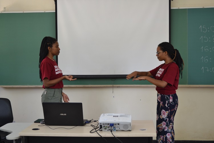 Ao final das aulas, os alunos são convidados a representarem um diálogo em Libras para fixar o aprendizado Ao final das aulas, os alunos são convidados a representarem um diálogo em Libras para fixar o aprendizado