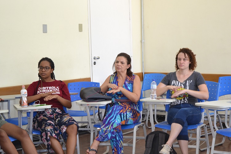 Maria José, ao centro, e Daniela à direita durante as aulas do curso de Libras do Câmpus Goiânia Maria José, ao centro, e Daniela à direita durante as aulas do curso de Libras do Câmpus Goiânia