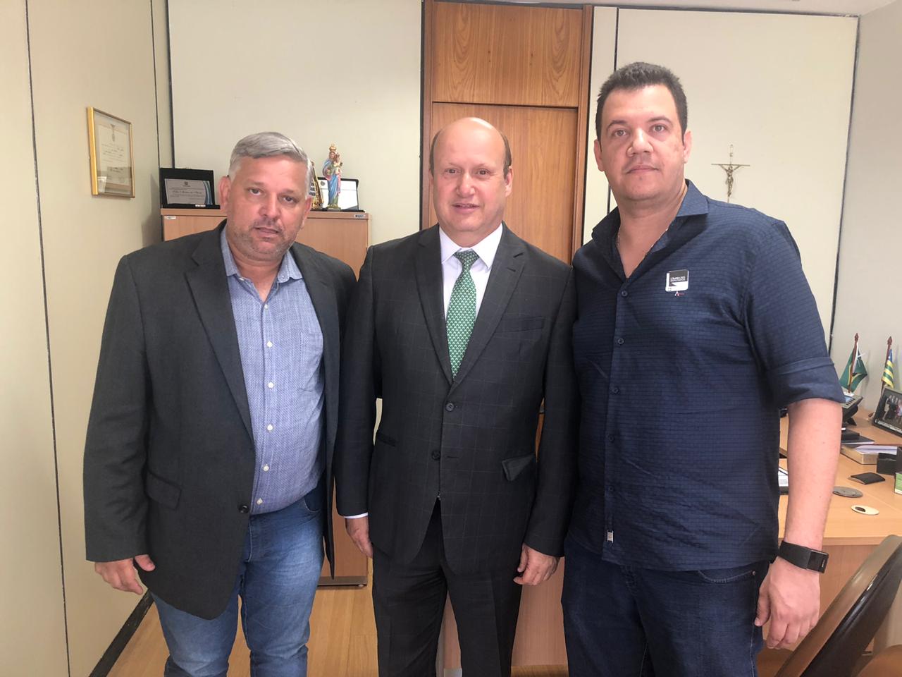 Marcos Araújo, deputado federal Célio Silveira e diretor-geral pro tempore, Thiago Gonçalves Dias em encontro em prol da quadra