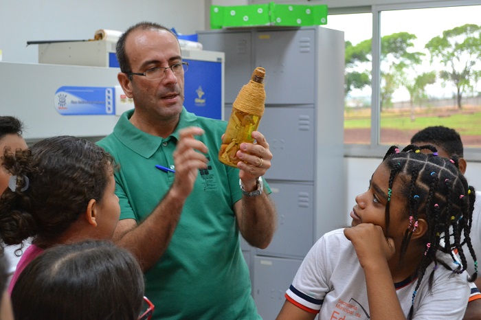 A observação do acervo do laboratório de biologia sempre desperta bastante curiosidade nos visitantes