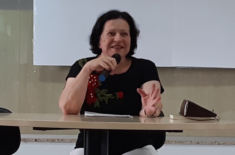 Vera Tietzmann fez um relato sobre o prazer de mergulhar na literatura, o valor do ensinar e as perspectivas de mudança no ato de ler diante da evolução tecnológica. Vera Tietzmann fez um relato sobre o prazer de mergulhar na literatura, o valor do ensinar e as perspectivas de mudança no ato de ler diante da evolução tecnológica.