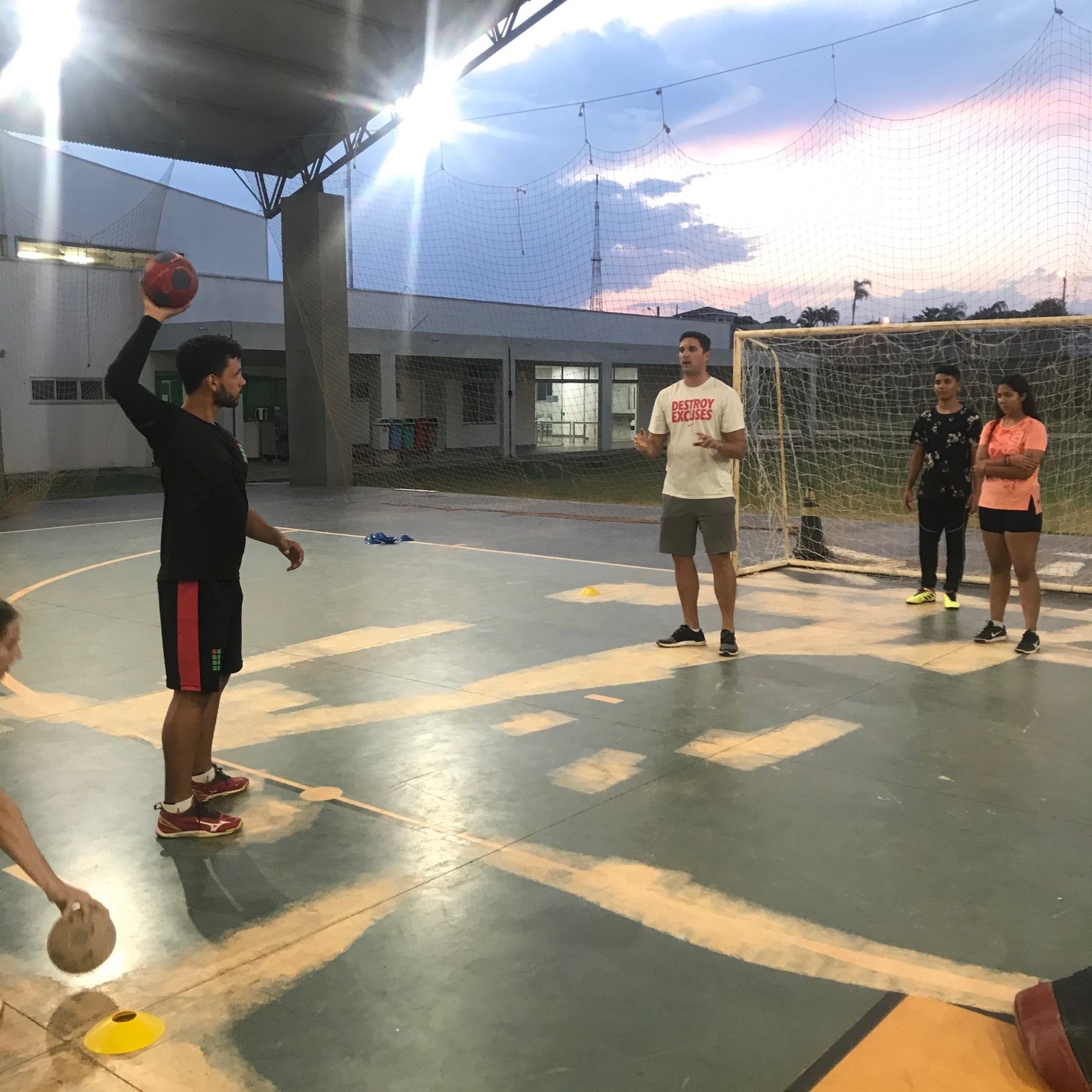 O professor David Junger orienta os estudantes no treino