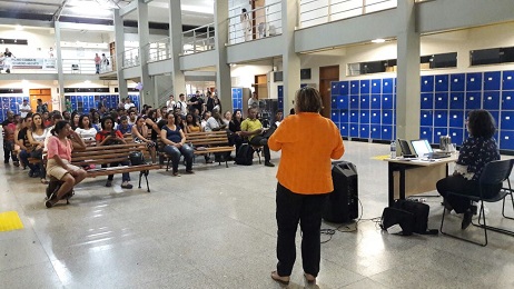 Palestra sobre O Cenário da Violência contra a Mulher em Luziânia, com a médica Norma Negrette e a psocóloga Lígia Cavalcante