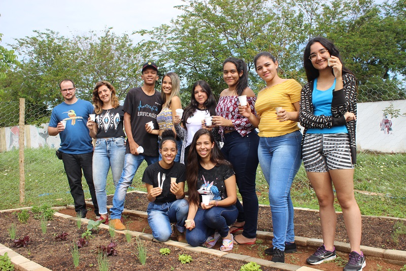 Estudantes integrantes do projeto de ensino Hora Sociológica, com a coordenadora do projeto, professora Manuela Alvarenga do Nascimento, e com o sociólogo e empresário na área de descartáveis biodegradáveis e compostáveis, Guilherme Neves