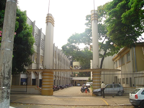 Fotografia antiga do pórtico tombado que fica no Câmpus Goiânia