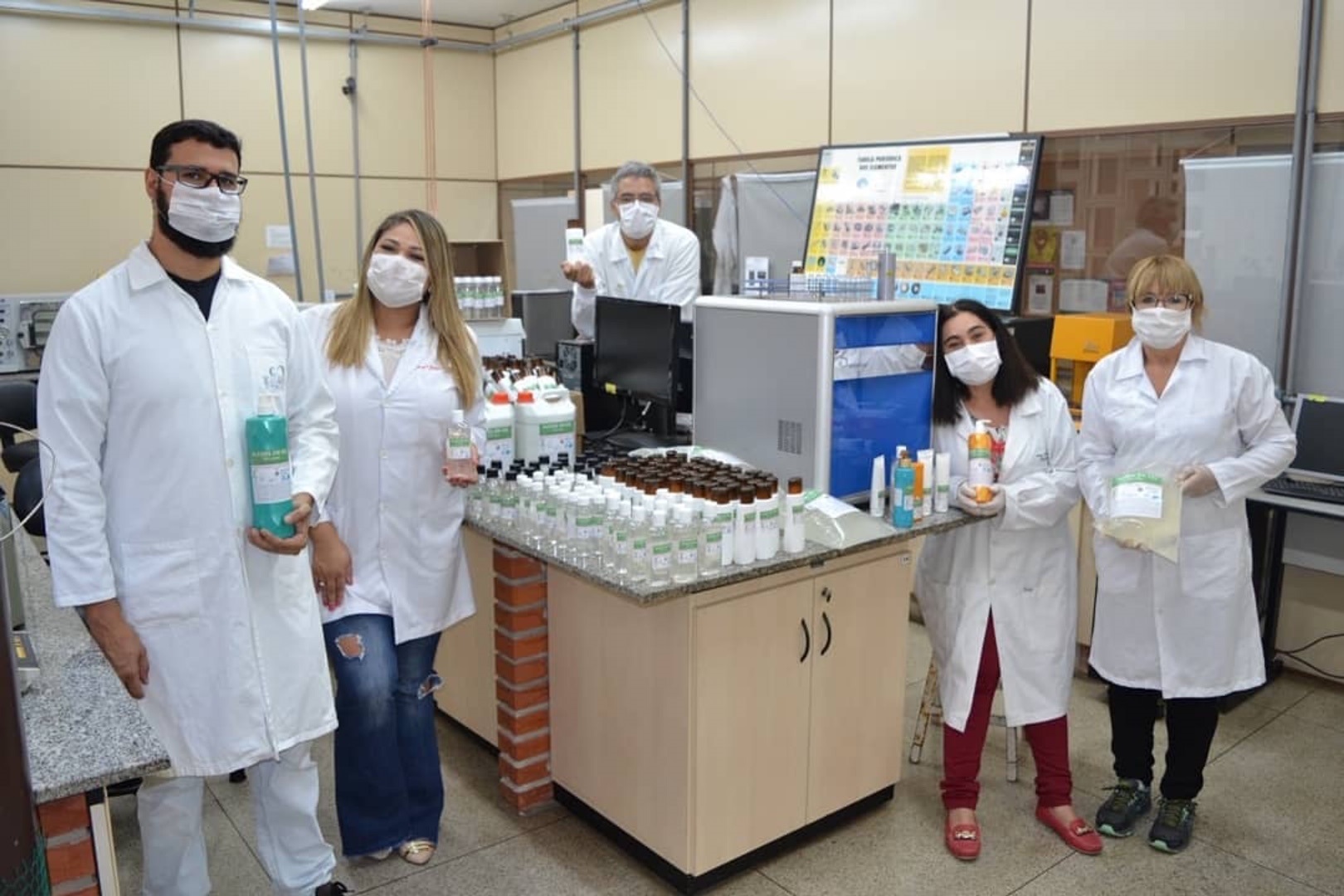 Servidores do Câmpus Goiânia produzem o álcool em gel no laboratório de Química do Câmpus Servidores do Câmpus Goiânia produzem o álcool em gel no laboratório de Química do Câmpus