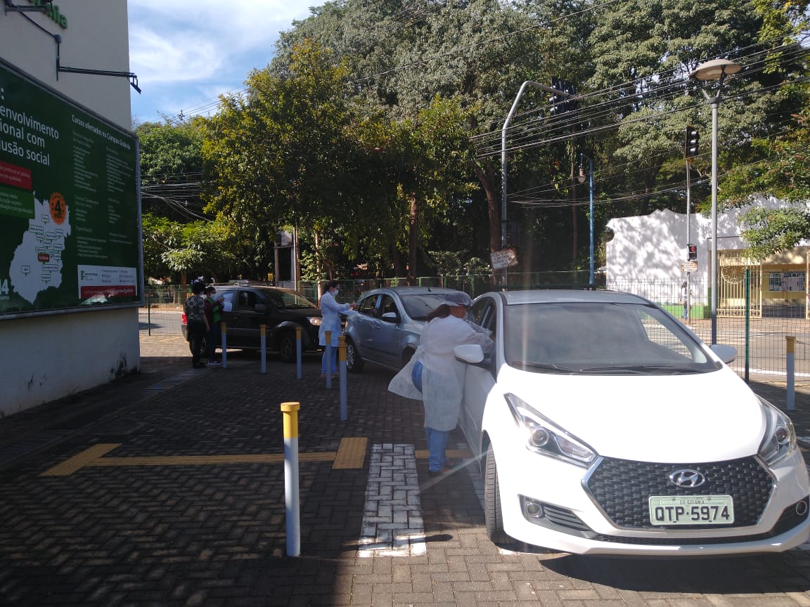 De dentro de seus carros, servidores foram vacinados por técnicos da Secretaria de Saúde de Goiânia