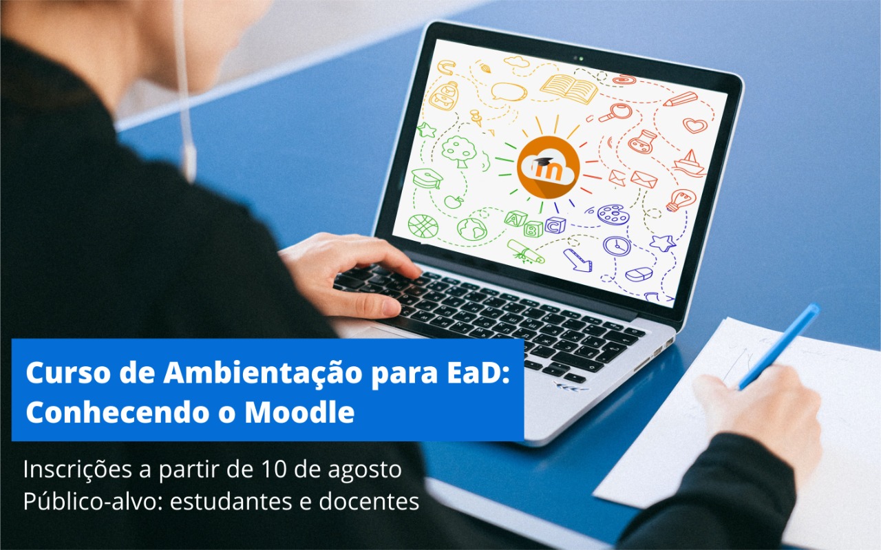 Banner de divulgação do curso de autoformação ambientação para EaD: conhecendo o Moodle. Na imagem, há uma pessoa utilizando um notebook com a tela aberta na página do curso