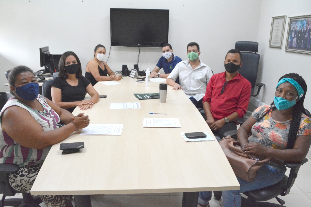 Grupo vencedor reunido com a gerente de Administração, Francione Neris de Sousa, com o gerente da Gepex, Bruno Quirino Leal, e com o diretor-geral Thiago Gonçalves Dias para assinatura do contrato Grupo vencedor reunido com a gerente de Administração, Francione Neris de Sousa, com o gerente da Gepex, Bruno Quirino Leal, e com o diretor-geral Thiago Gonçalves Dias para assinatura do contrato