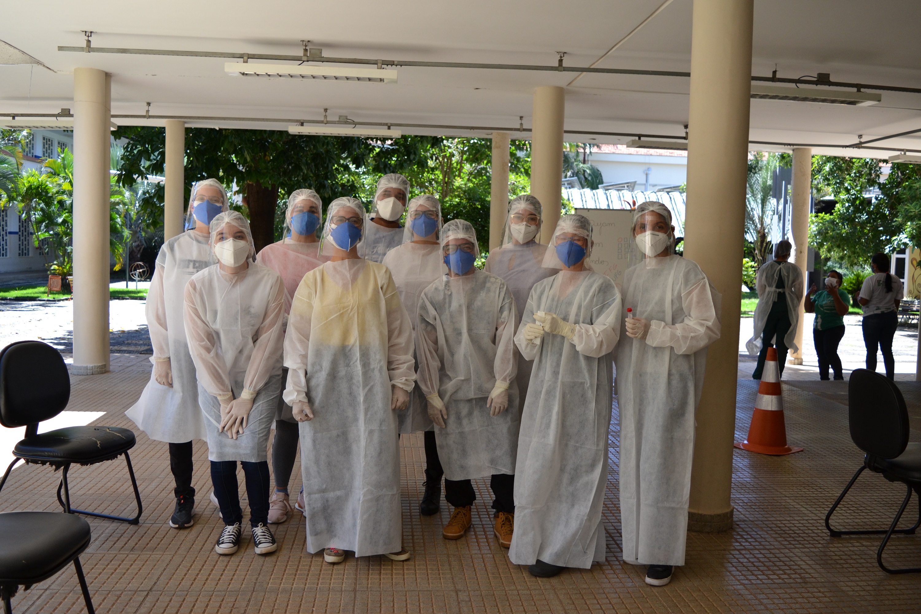 Professoras Viviane Barreto e Karina Suzuki,  e alunos voluntários do projeto de extensão Tenda Triagem Covid-19,  no formato itinerante e executado pela Faculdade de Enfermagem da UFG.