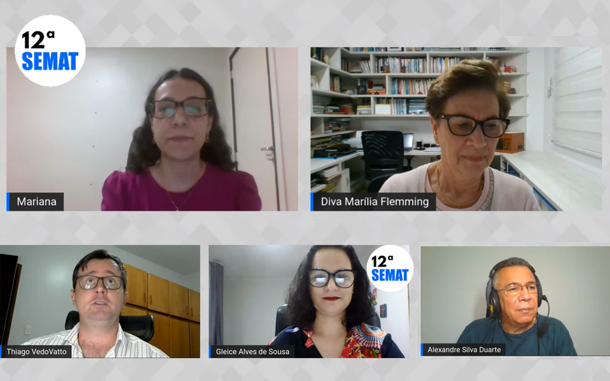 Montagem com momentos distintos: acima, captura durante a palestra da professora Diva Marília Flemming; abaixo, instante de boas-vindas ao evento. Montagem com momentos distintos: acima, captura durante a palestra da professora Diva Marília Flemming; abaixo, instante de boas-vindas ao evento.