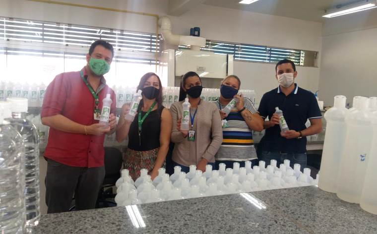 Equipe do Núcleo Epidemiológico de Formosa conhece a produção de álcool 70% e 80% do Câmpus Formosa no laboratório do Câmpus, com o diretor-geral, professor Thiago Gonçalves Dias, e o gerente da Gepex, professor Bruno Quirino Leal Equipe do Núcleo Epidemiológico de Formosa conhece a produção de álcool 70% e 80% do Câmpus Formosa no laboratório do Câmpus, com o diretor-geral, professor Thiago Gonçalves Dias, e o gerente da Gepex, professor Bruno Quirino Leal