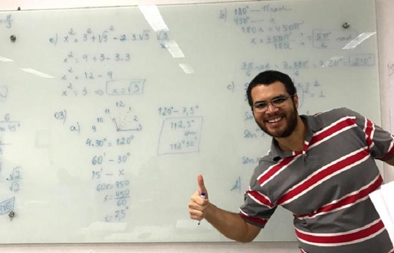Professor Marcelo Francisco de Andrade, em aula no IFG Aparecida de Goiânia antes do período de Ensino Remoto Emergencial Professor Marcelo Francisco de Andrade, em aula no IFG Aparecida de Goiânia antes do período de Ensino Remoto Emergencial