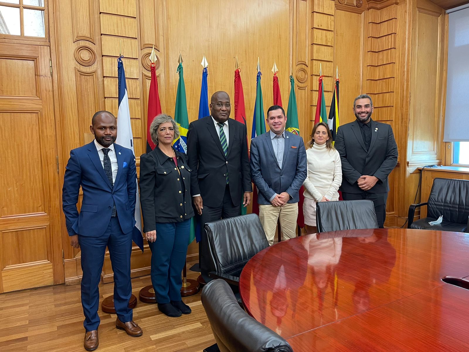 Secretariado Executivo, o Diretor-Geral, o Embaixador Armindo Brito Fernandes, a Chefe de Gabinete, a Dra. Joana Paulino Pereira, o Diretor de Ação Cultural e Língua Portuguesa, o Doutor João Ima-Panzo e a signatária, Secretário Executivo do Conif, Alexandre Bahia imagem sem descrição.