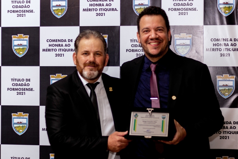 Vereador Juciê Batista (Ciê do Sacolão) entrega a Placa de Homenagem ao diretor-geral do Câmpus Formosa, professor Thiago Gonçalves Dias Vereador Juciê Batista (Ciê do Sacolão) entrega a Placa de Homenagem ao diretor-geral do Câmpus Formosa, professor Thiago Gonçalves Dias