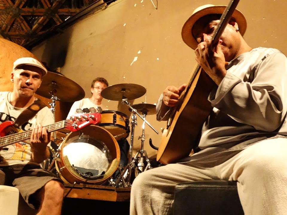 Conjunto instrumental Danilo Verano Trio se apresenta no projeto Quinta Justa, no Teatro do IFG - Câmpus Goiânia.