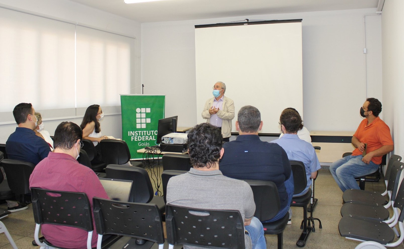 Hélder Cardoso Pereira conversa com gestores durante a visita ao Centro de Referência em Pesquisa e Inovação do IFG Hélder Cardoso Pereira conversa com gestores durante a visita ao Centro de Referência em Pesquisa e Inovação do IFG