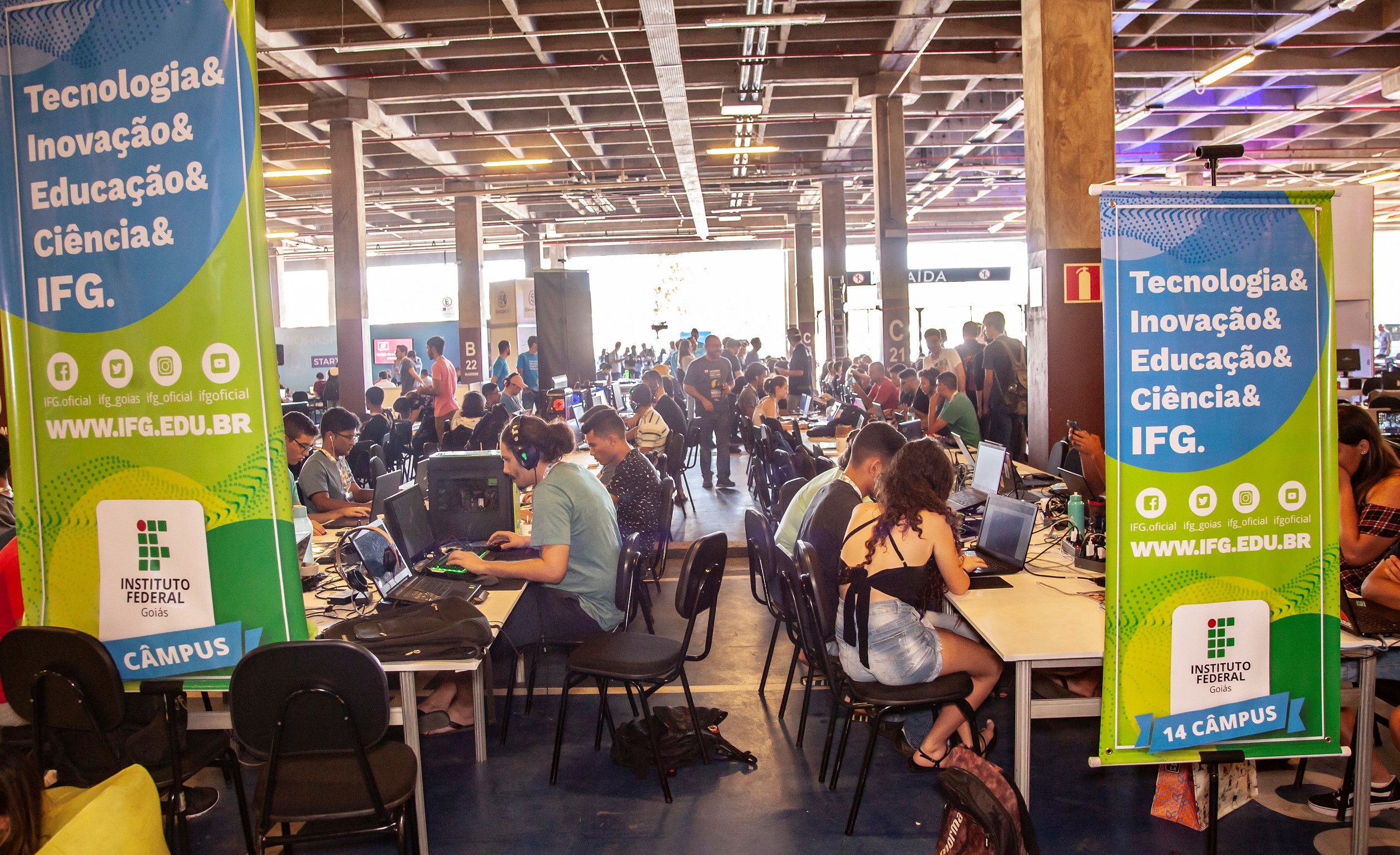 Bancada dos alunos do IFG durante a edição de 2019 da Campus Party Goiás Bancada dos alunos do IFG durante a edição de 2019 da Campus Party Goiás