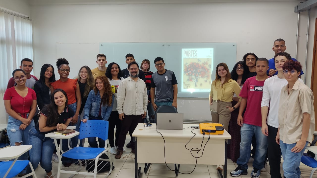 Publicação Turma e professor se reúnem para aula de lançamento da revista